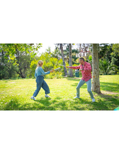 Colpiamoci a vicenda con spade finte